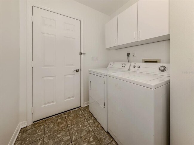 Building Photo - 268 Southampton Dr