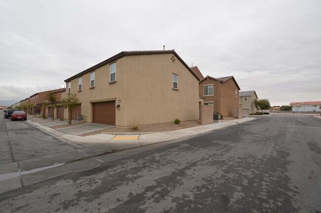 Building Photo - 3 Bedroom Townhouse in a Gated Northeast Community Near Nellis Air Force Base