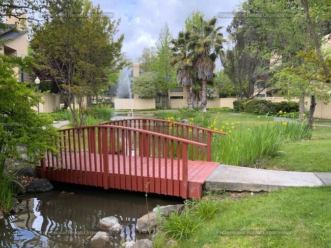 Building Photo - Single level condo in one of the nicest developments in Bennett Valley