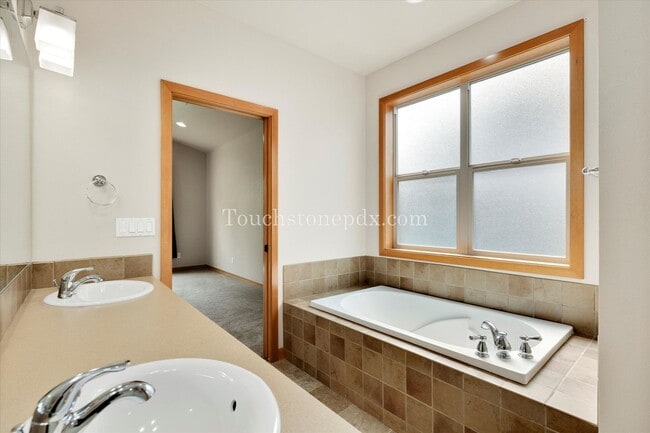 Building Photo - Radiant 3-bedroom Home in Downtown Canby
