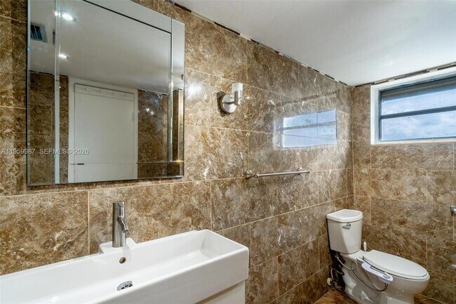 Building Photo - 1750 NE 191st St