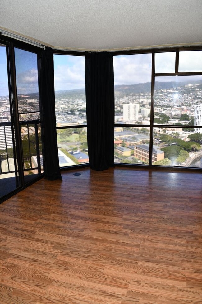 Building Photo - Honolulu Tower 2br/1ba/1pkg in Downtown Ho...