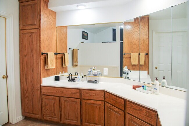 Building Photo - "Spacious 4-Bed, 3-Bath Townhouse Retreat ...
