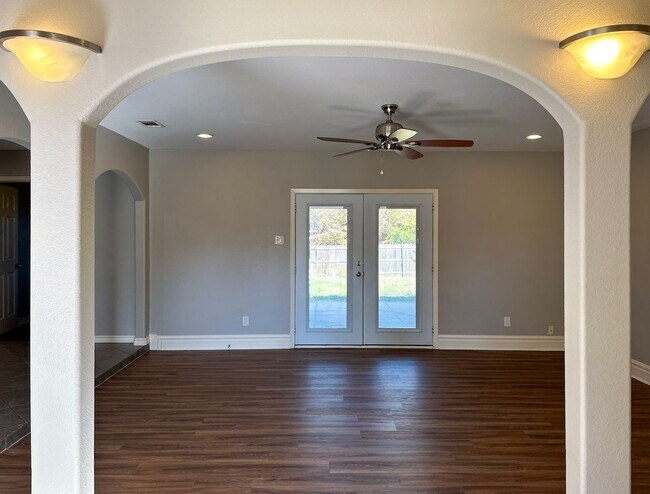 Building Photo - 4 Bedroom / 2 Bath / 2 Car Garage