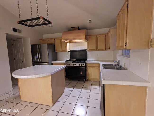 Building Photo - 7417 Mission Viejo Dr