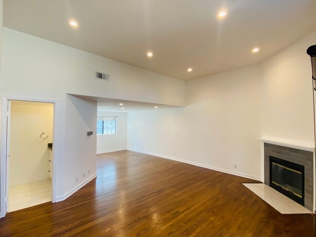 Building Photo - 293 Ohio St