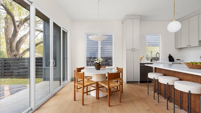 Building Photo - 4901 Gladeview Dr