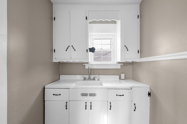 Building Photo - 2 Bedroom Pet Friendly Home For Rent Near APSU!