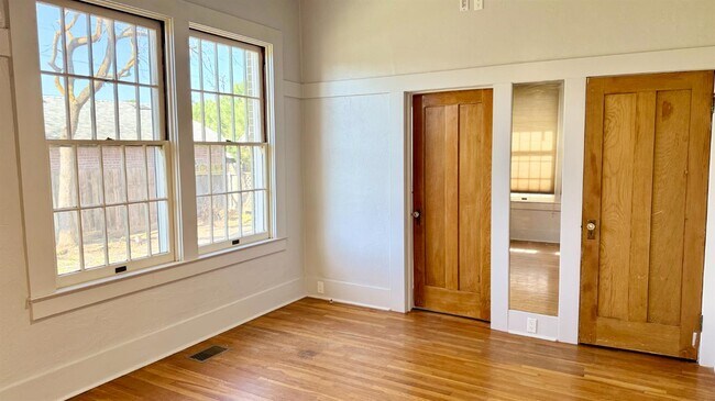 Building Photo - 130 E Malone St