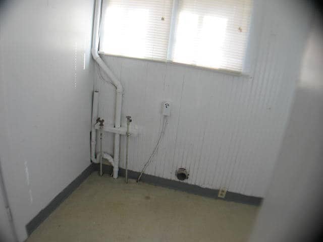 Building Photo - ALL PROSPECTIVE TENANTS MUST SUBMIT A $58 NON-REFUNDABLE APPLICATION FEE PER APPLICANT ONLINE AND...