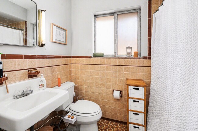 Building Photo - 924 Lutz Ave