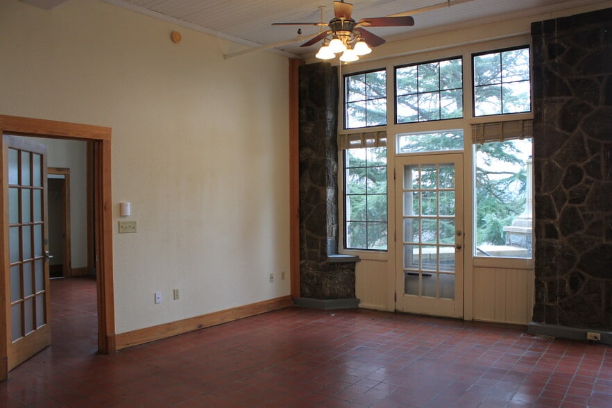 Building Photo - 60 Caledonia Rd