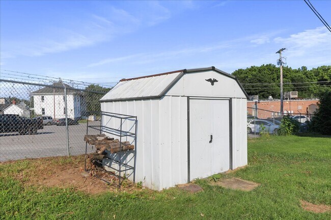 Building Photo - 13715 Dixie Dr