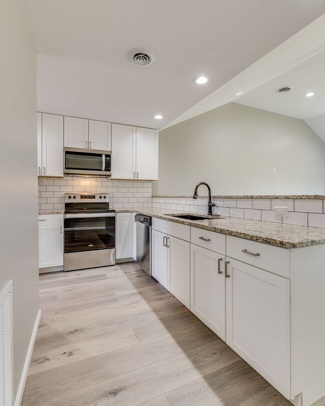 Building Photo - Gorgeous 3 br/2.5 bath Condo in Abingdon VA