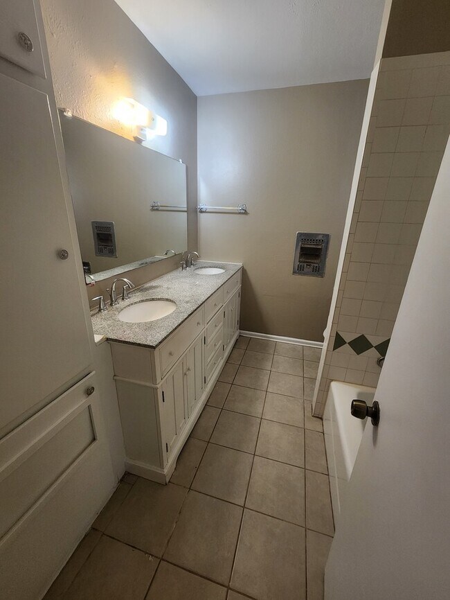 Building Photo - 3 bed 2 bath home