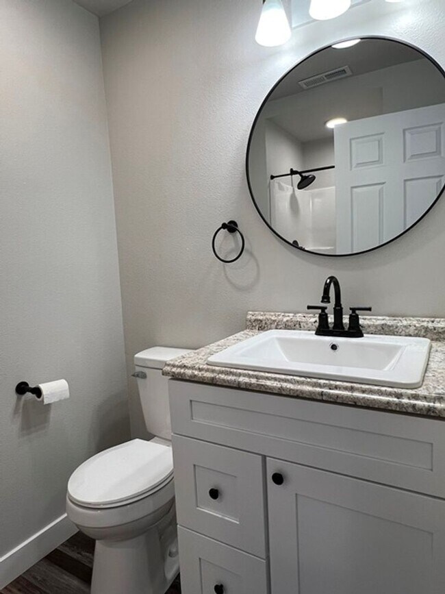 Building Photo - 3Bd/2Ba Two Story House - Available Now!