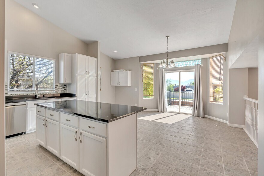 Building Photo - 8847 Mountain Vista Dr