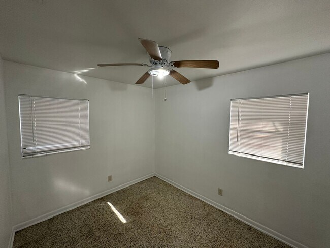 Building Photo - 2 Bedroom, 1 Bath Duplex in Leesburg!