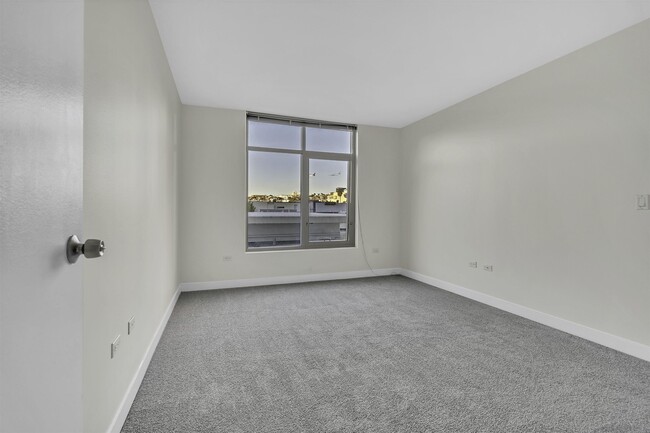 Building Photo - 425 W Beech St