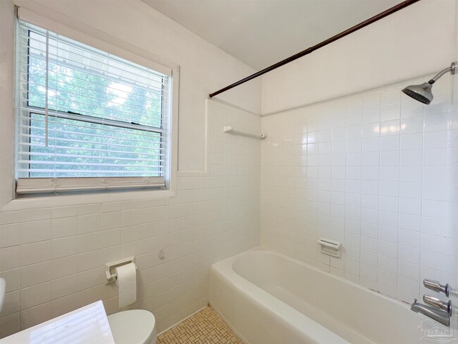 Building Photo - 3631 Forest Glen Dr