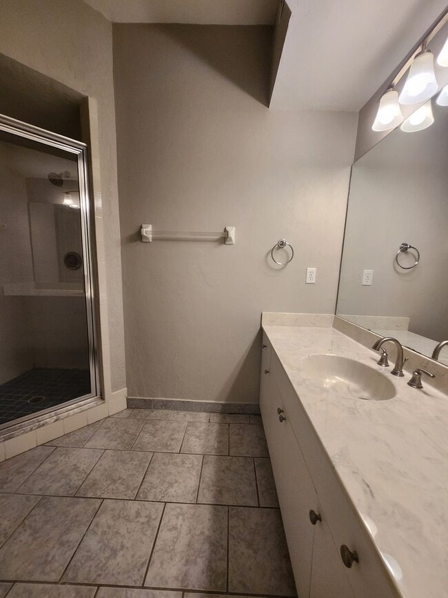 Building Photo - Move in Ready in NW Gainesville!