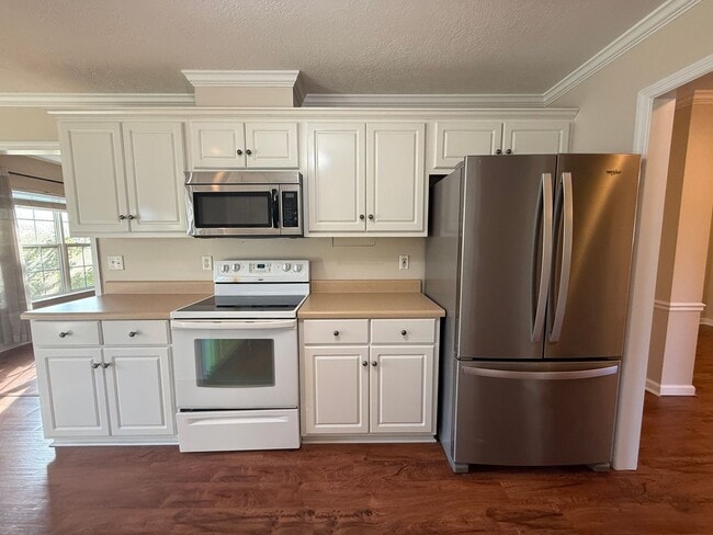 Building Photo - 3 BR/2BA Home w/ Formal Dining Room, 2-Car...