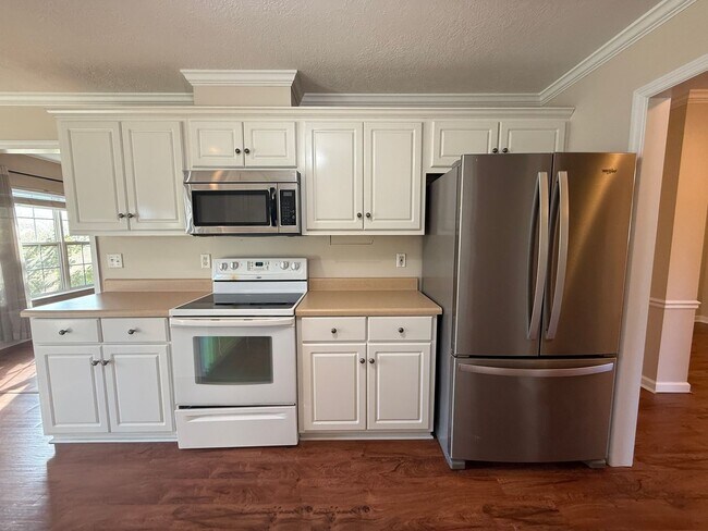Building Photo - Spacious 3 BR/2BA Home + Formal Dining Roo...