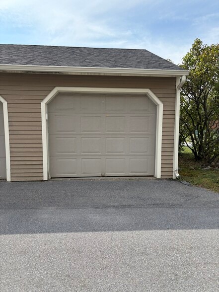 Building Photo - N1 Stonehedge Dr