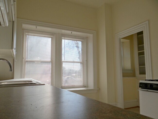 Building Photo - Charming 3 BD/2 BATH right across the stre...