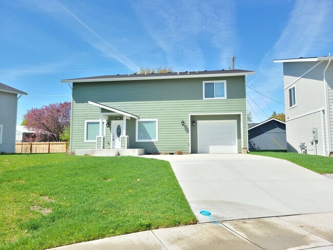 Building Photo - $2,350- 3 Bed / 2 Bath Beautiful Newer Bui...