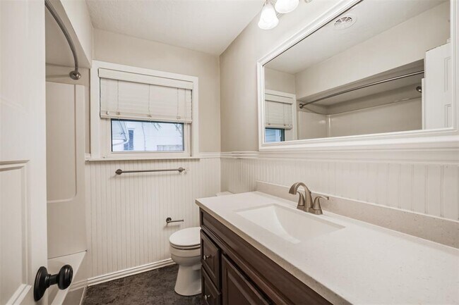 Building Photo - 4924 Mimosa Dr
