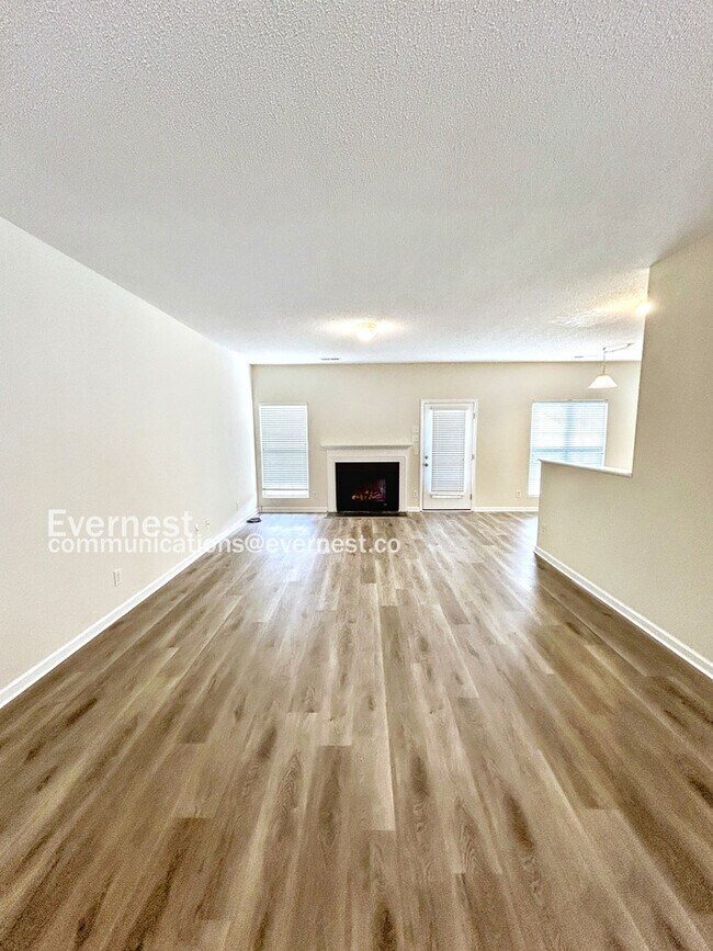 Building Photo - Spacious 3 Bedroom Home in High Point / Up...