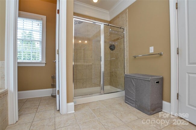 Building Photo - 5004 Woodview Ln