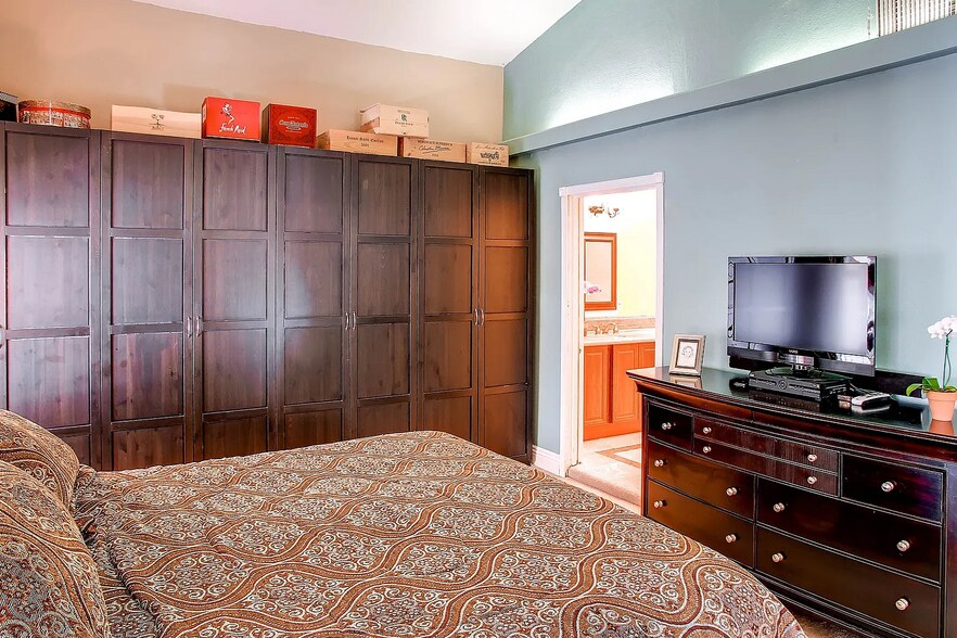 Building Photo - 24061 La Rosa Dr