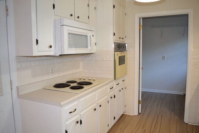 Building Photo - 222 Mary St