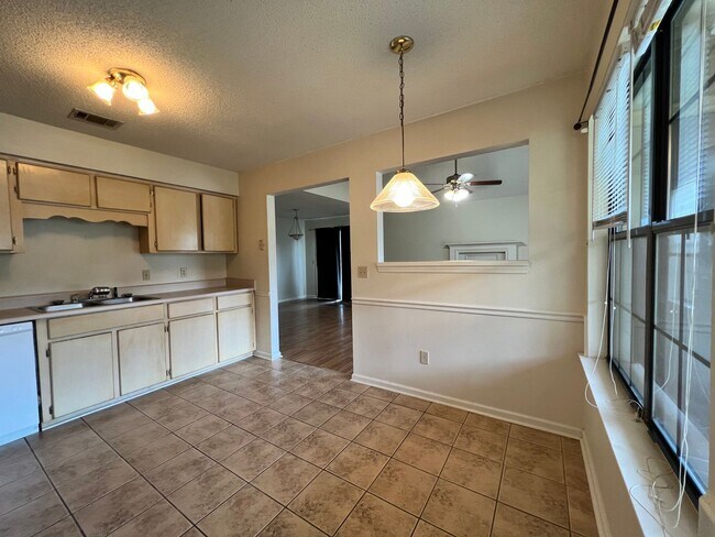 Building Photo - AVAILABLE EARLY APRIL 2026! (No Pets)