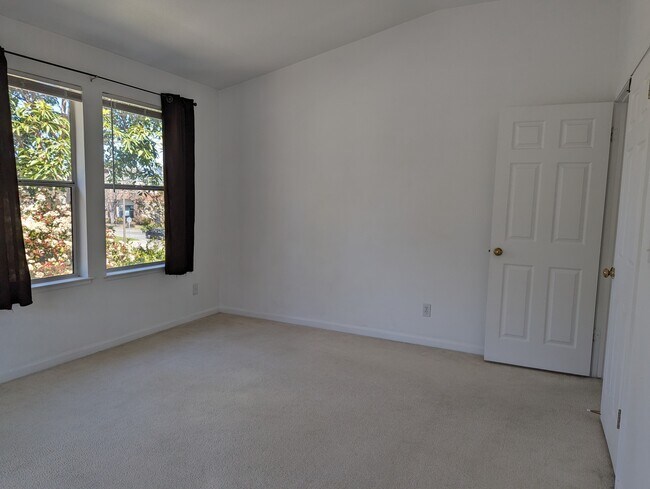 Building Photo - 5 Holtz Ct