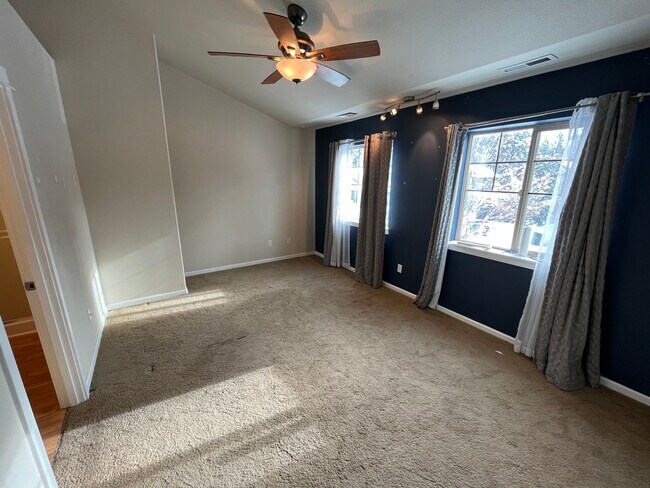 Building Photo - Quiet 3 Bed/2.5 Bath Home With Fenced Back...