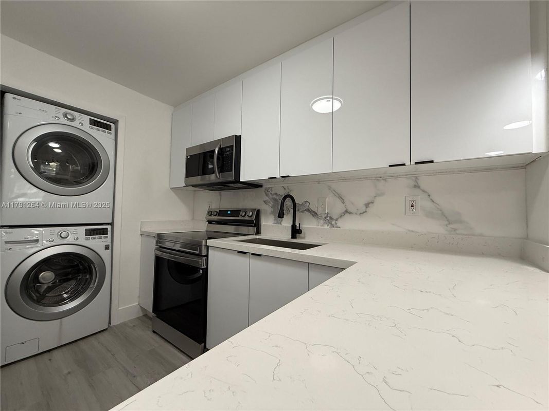 Building Photo - 7910 N Colony Cir
