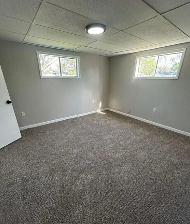 Building Photo - 1711 Parklane Dr