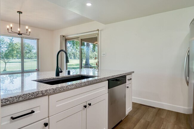 Building Photo - Renovated 2 Bedroom Condo Located on the F...