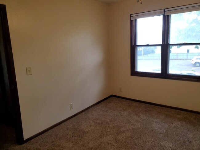 Building Photo - Two Bedroom Apartment with Fireplace!