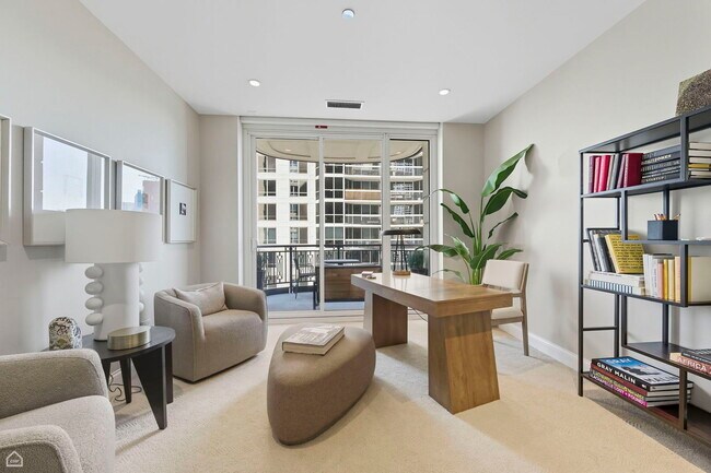 Building Photo - 10 E Delaware Pl