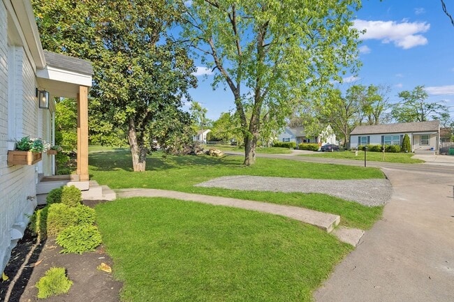 Building Photo - 902 Broadmoor Dr