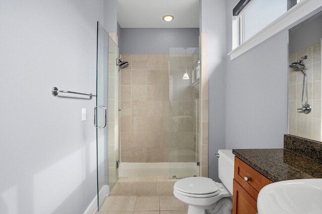 Building Photo - Modern Multi-Level 2BR Retreat with Garage Near Uptown Charlotte