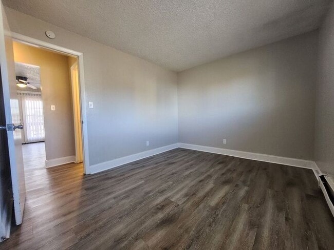 Building Photo - Updated 2-Bed, 1-Bath Apartment – On-Site Laundry | Move-In Special: Get 50% Off Your First Month...