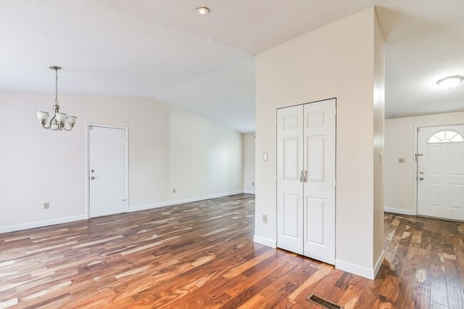 Building Photo - Bright and spacious 4Bd/2.5Bth haven located in a peaceful cul-de-sac!