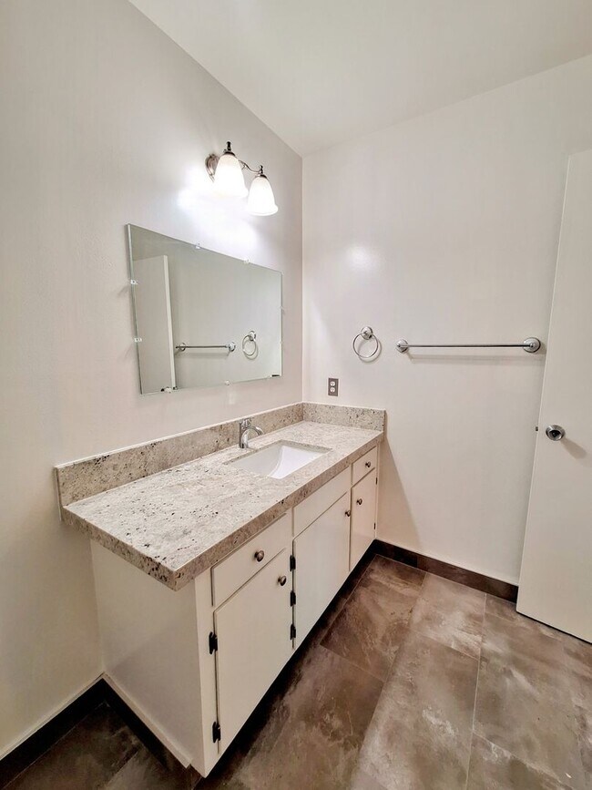Building Photo - Spacious Second Floor 1bd Condo in Great P...