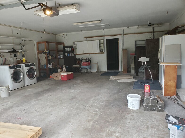 Building Photo - 820 Crenshaw Lake Rd