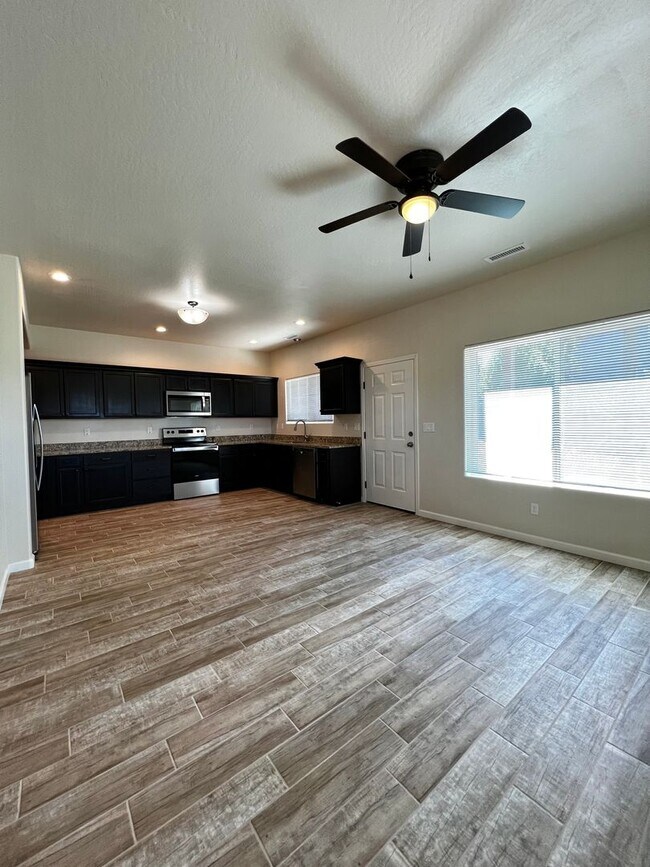 Building Photo - 3348 N Yavapai Rd E